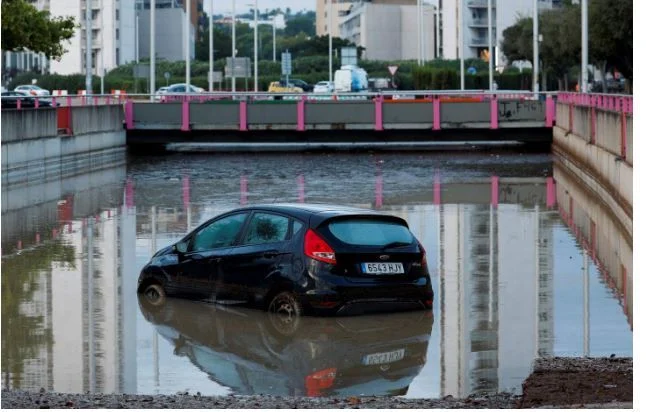 Përmbytje masive në Spanjë: Makina të zhytura, dëme, vonesa