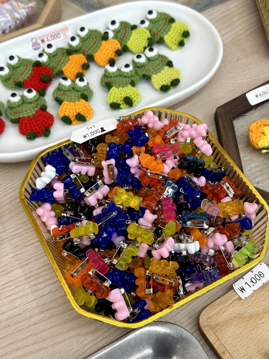 Seongsu's Charms Unveiled: A Deep Dive into Gootz (구쯔) & Heyday (헤이데이) Souvenir Shops - Seongsu Souvenir, Seongsu Keyring Shop