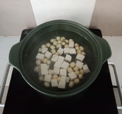 Cho 700ml nước lọc vào nồi cùng hạt sen, đun sôi và nấu 10 phút để hạt sen chín tới. Sau đó cho tiếp đậu hủ cùng nấm hương vào nấu cùng. Nêm hạt nêm và muối nêm trên bài vào. Rồi cho tiếp rong biển. Đun cho canh sôi bùng và vớt bọt. Vậy là món canh đã hoàn tất rồi. Tắt lửa.