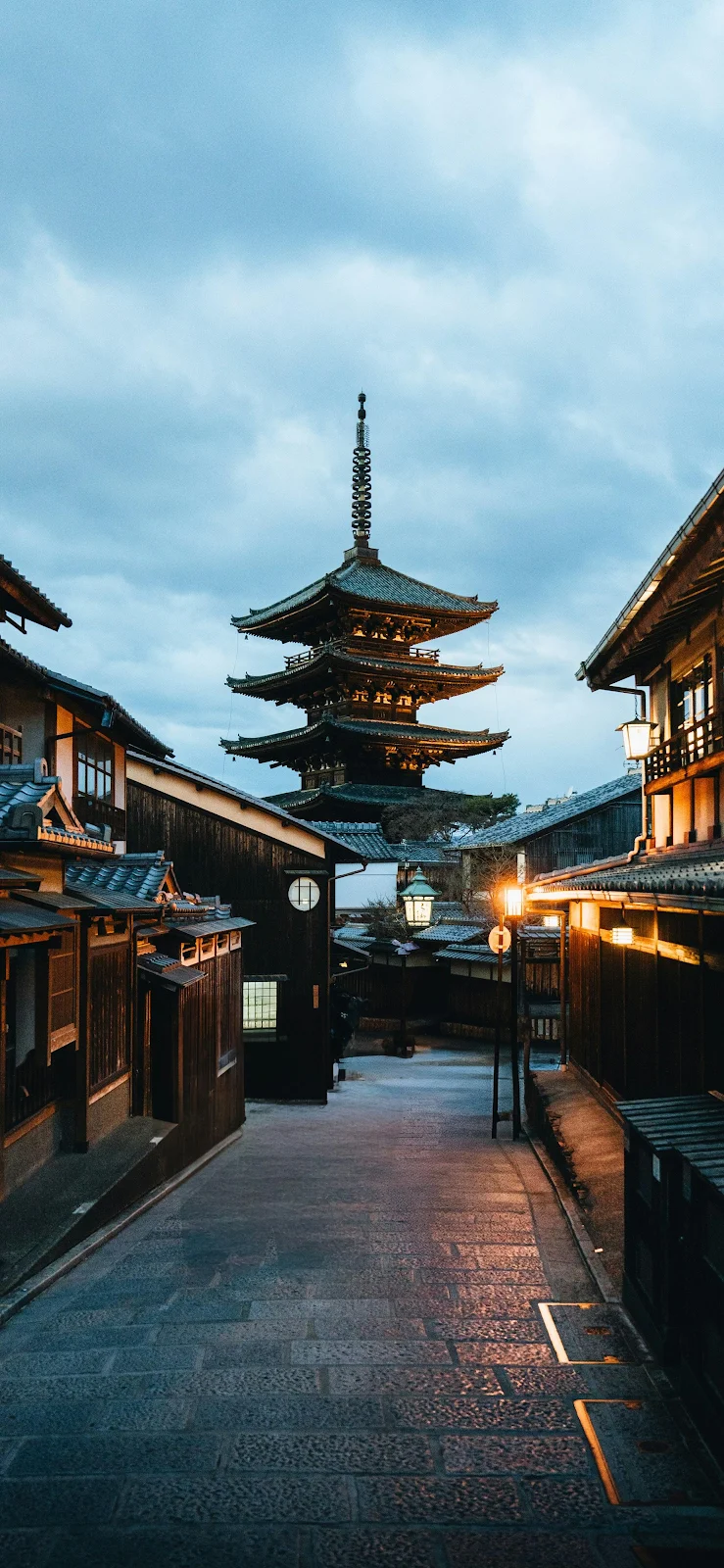 Yasaka Pagoda In Old Kyoto - Travel Photography 2K iPhone Wallpaper (1846x3999)