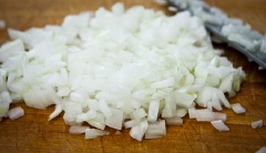 Cần tây rửa sạch, cắt lát mỏng. Hành tây bóc vỏ, băm nhỏ.
