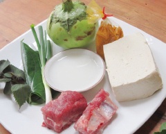 Chuẩn bị nguyên liệu. Hành tím, tỏi bóc bỏ vỏ, băm nhỏ. Hành lá, tía tô, lá lốt đem rửa sạch, cắt nhỏ. Cà chua rửa sạch, bổ múi cau.