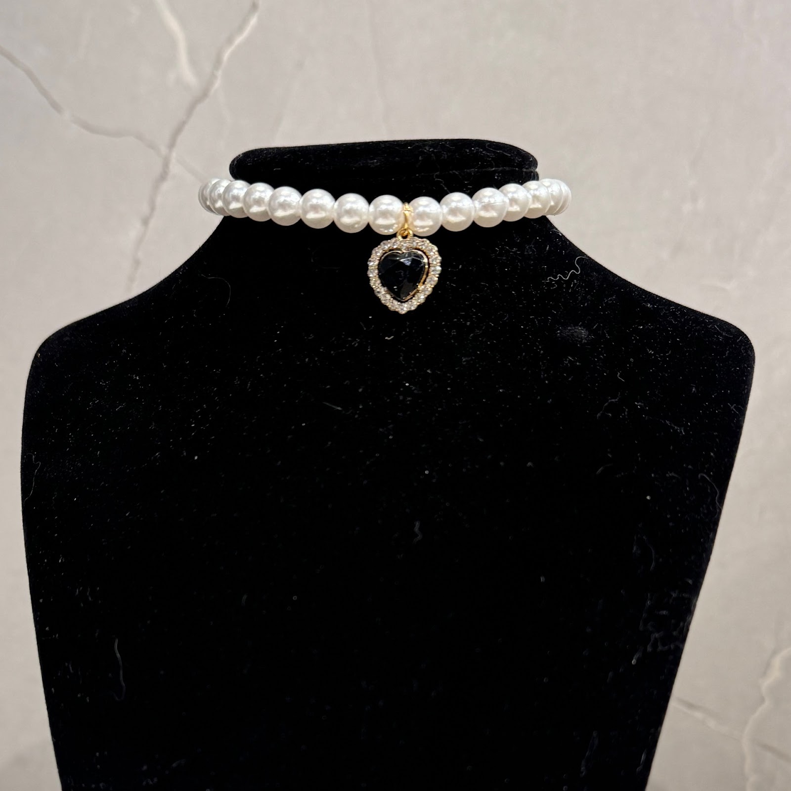 Katzenhalsband mit Perlen und Herzanhänger