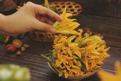 Đầu tiên, chúng ta sơ chế nguyên liệu nấu nước dùng. Sắn, cà rốt gọt vỏ, thái vừa. Bắp cải bổ dọc làm 4. Nấm rơm sơ chế sạch. Bông bí loại bỏ phần nhụy, rửa sạch. Cà chua bổ dọc miếng vừa ăn. Thơm thái lát.