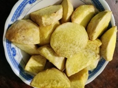 Khoai môn gọt bỏ vỏ, ngâm vào nước muối pha loãng cho khoai không bị thâm. Cắt khoai dành miếng vừa ăn. Sau đó cho vào khoảng 150ml dầu ăn chiên sơ khoai (Mục đích: giúp khoai khi nấu sẽ hạn chế bị nát)