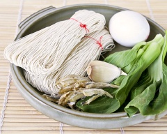 Ngâm cá cơm khô trong nước 10 phút. Bắc chảo lên bếp, phi thơm tỏi với dầu ăn, cho cá cơm vào đảo đều trong khoảng 2 phút, đổ nước vào đun sôi cùng với muối và tiêu, vặn nhỏ lửa rồi đập trứng cho vào, thả cải thìa và mì vào rồi nấu trong 2-3 phút nữa là xong.