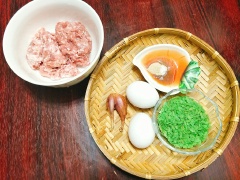 Cốm rửa sơ qua nước cho sạch cát và cặn, để ráo nước. Hành tím bóc vỏ, băm nhỏ.