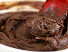 Đổ lại hỗn hợp trứng sữa vào nồi chocolate khuấy trên lửa nhỏ cho sệt lại, bắc xuống để nguội. Đánh bông kem whipping trộn vào hỗn hợp. Kem chocolate cho vào túi bắt kem, để trong tủ lạnh cho mát.