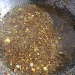 Tỏi thơm cho tiếp 3 muỗng canh bơ vào chảo. Đợi chảo sôi tan chảy bơ thì cho ốc cà na vào xào đến chín.