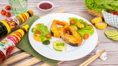 Sau đó xếp cá tầm nướng ra dĩa trang trí thêm rau củ nướng đẹp mắt. Thưởng thức cá lúc còn nóng và chấm cùng tương ớt Maggi.