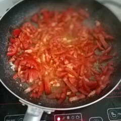 Sau khi chiên cá xong, lấy 1 cái chảo mới, cho vào chảo 1 muỗng canh dầu ăn phi thơm tỏi + ớt. Tiếp theo, đổ cà chua vào, đảo đều tay cho cà chua chín mềm, cho vào sốt 1 ít nước để cà không bị cháy. Nêm mếm gia vị cho vừa ăn, kiểm tra thấy sốt cà chua đã nhừ, cho cá nục đã chiên vào trong chảo sốt cá. Lật cá nhẹ nhàng cho cá thấm nước sốt cà.
