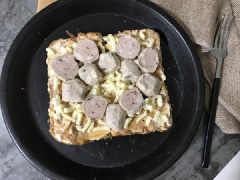 Phết sốt mayonnaise lên lát bánh mì sandwich (hoặc sốt tùy thích), rải đều một lớp phô mai mozzarella, xếp các lát bò viên đã thái mỏng lên trên. Cuối cùng thêm các loại rau củ thái hạt lựu ưa thích, rải thêm phô mai trên cùng nữa là được.