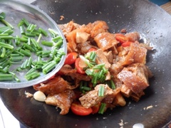Sau đó, cho cà chua bi vào đảo đều, đun trong 5 phút nữa thì tắt bếp rồi cho hành lá, bột ngọt vào đảo cho thấm đều.