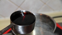 Cho lá gelatin đã ngâm vào nấu đến khi tan hết. Tiếp đến cho rượu vang đỏ vào cùng nấu sôi thêm khoảng 2 phút.