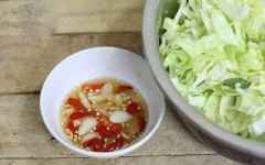 Pha nước trộn: Hòa tan 2 muỗng canh nước mắm, 1 muỗng cà phê tỏi băm, ớt cắt nhỏ, 1 muỗng canh đường trắng, chanh vắt lấy nước cốt và 2 muỗng canh nước lọc trong chén, khuấy đều.