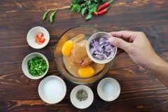 Cách làm mắm chưng thịt ngon: Lần lượt cho tất cả các nguyên liệu đã sơ chế ở bước trên vào trộn chung với thịt bằm. Nêm vào cùng: 1/2 muỗng cafe tiêu xay, 3 muỗng cà phê đường, 1/2 muỗng bột ngọt.
