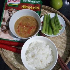 Dùng làm nước chấm cho món cuốn, bánh hỏi, hoặc dùng để chấm rau củ luộc là tuyệt vời nhé!