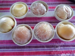 Dùng dây thun cột chặt rồi cho vào tủ đá khoảng 1 tiếng là có thể dùng được rồi nhé! Nếu ăn không hết, bạn có thể dự trữ bánh trong ngăn đá, trước khi ăn, cho bánh xuống ngăn mát khoảng 40 phút. Món bánh Trung thu lạnh này sẽ khiến cả nhà được trải nghiệm hương vị hoàn toàn mới mẻ trong mùa Trăng năm nay.