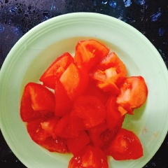 Cà chua rửa sạch, thái múi cau.