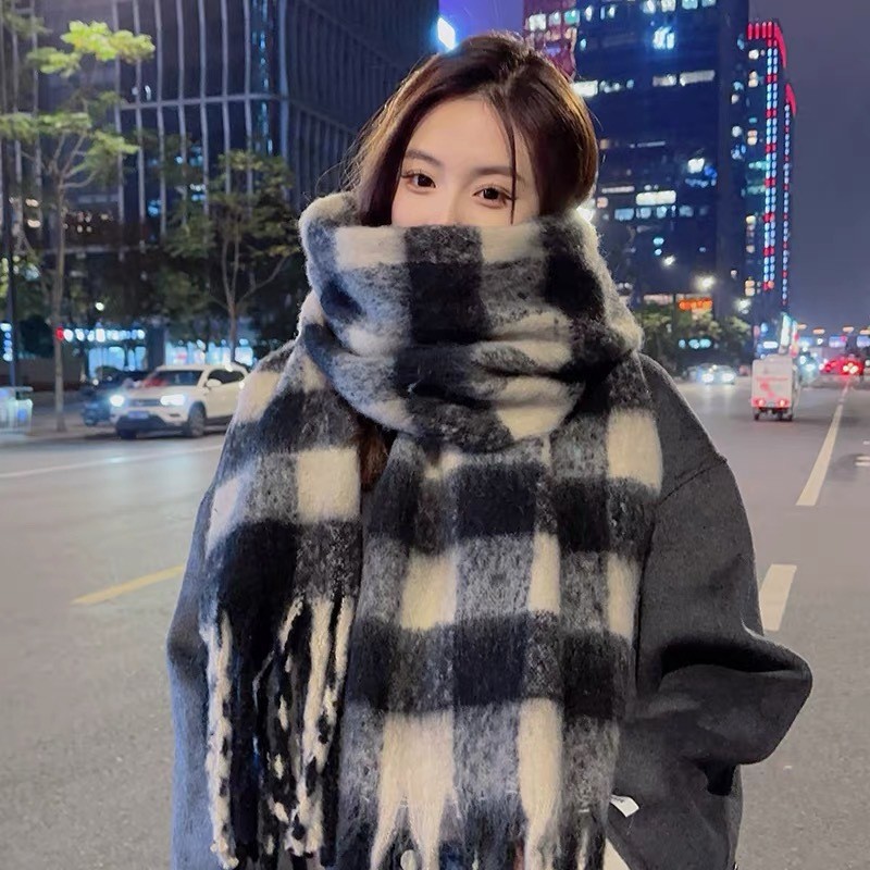 Checked Scarf in Cashmere Look