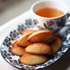 Lấy bánh dừa nướng ra, để nguội. Lúc này, món bánh dừa nướng đã hoàn tất, bạn có thể cho vào hũ có nắp kín để bảo quản và dùng dần. Ngày nghỉ cuối tuần, vừa nằm xem TV, vừa măm măm bánh dừa nướng cùng 1 ly sữa nóng hoặc trà thì còn gì bằng. Chúc các bạn thành công với món ăn vặt dễ làm, thơm ngon này nhé!