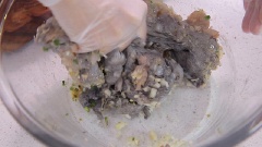 Chuẩn bị một bát trộn, cho tôm, thịt, củ mã thầy, hành lá, gừng, rượu gạo, dầu mè, muối, đường và hạt tiêu vào trộn đều cùng với 15g bột bắp.