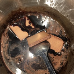 Cho phần chocolate đã chuẩn bị vào. Khuấy đều cho đến khi phần chocolate hoàn toàn tan hẳn. Dùng chocolate loại nào là tùy vào sở thích của mỗi bạn nhé.