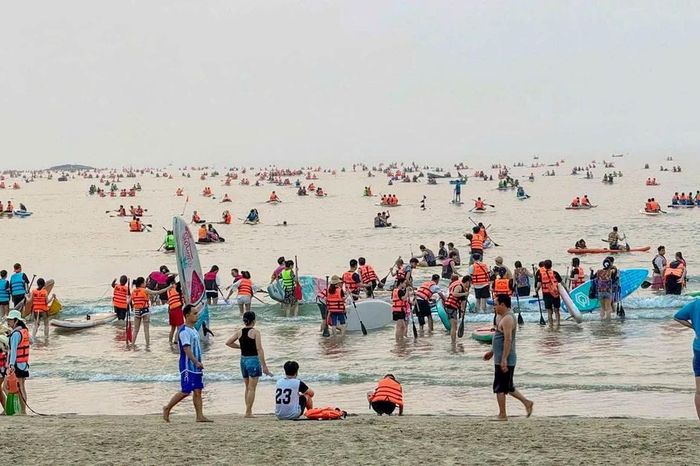 Chen chúc chèo SUP trên biển Đà Nẵng - Báo Tiền Phong
