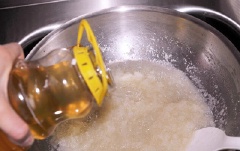 Sau khi hỗn hợp keo lại, mình cho thêm mật ong và nước cốt chanh vào.
