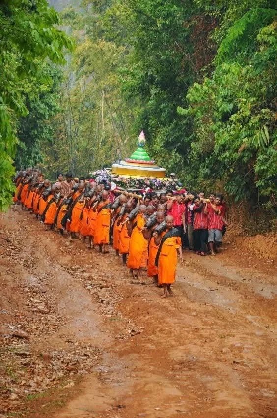 ภาพประกอบ ร่วม 2 เดือนกว่าแล้ว ที่พระภิกษุ สามเณร วัดบ้านขุน รวมทั้งพี่น้องบนดอยหลาย ๆ หมู่บ้าน ได้มาช่วยกันทำบันไดขึ้นเจดีย์น้อยดอยสวรรค์วัดแม่ขิง และทำลานเจดีย์ รวมทั้งช่วยกันเทปูนบนลานชั้