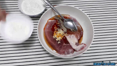 Tỏi bóc vỏ, băm nhuyễn. Chuẩn bị 1 cái tô lớn, cho thịt vào, cho đường, bột ngọt, nước mắm, tỏi băm, tiêu, dầu hào, mật ong vào, trộn đều tất cả nguyên liệu lên cho thịt thấm đều. Sau đó cho trứng gà vào. Đến phần này thì mình dùng tay để trộn cho thịt thấm hơn. Sau khi trộn trứng gà xong, cho bột chiên giòn vào, đảo đều cho miếng thịt thấm hết phần bột, để 30 phút cho thịt thấm nhé.