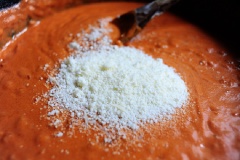 Tiếp đó, chế 250ml heavy cream vào, khuấy lên và cho thêm 150g phô mai Parmesan vào cùng, khuấy lên cho phô mai tan chảy hòa quyện vào sốt. Nêm nếm lại cho vừa miệng.