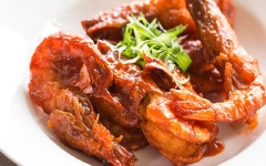 Bày tôm sốt chua ngọt ăn với cơm rất ngon.