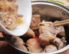 Cho 1 muỗng canh đường vào nồi, đun cho đường chuyển màu vàng cánh gián thì đổ phần chân giò vào, đảo đều trong khoảng 4-5 phút.
