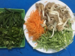 Cắt nhỏ cà rốt, nấm, đậu que, hành lá, ngò rí cho vào dĩa.