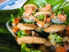 Vậy là xong rồi, món này các bạn có thể ăn với nước mắm chua ngọt hoặc nước sốt me chua cay đều ngon nha, bạn cũng có thể chọn loại bánh phồng to hơn. Lớp bánh giòn ở phía trên kết hợp nhân thập cẩm đậm vị, kèm với lớp bánh hấp dai dai bên dưới đúng kiểu món ăn vặt ăn hoài ăn mãi như bánh bèo chén luôn. Chúc mọi người làm thành công nhé!