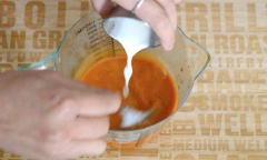 Cho 2 muỗng canh trà Thái vào túi lọc, đặt vào rây, phía dưới hứng sẵn 1 ca lớn. Đổ nước sôi vào túi trà cho nước lọc qua rây chảy xuống ca đựng. Tiếp tục đổ nước đã hứng được vào túi trà rồi hứng tiếp đọt 2. Lập lại tương tự thêm 3-4 lần nữa là được. Tiếp theo, thêm 15g đường, 2 muỗng canh sữa đặc, và 2.5 muỗng canh sữa tươi vào bình trà và khuấy đều.