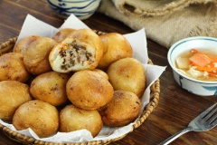 Bánh rán mặn chín vàng nâu, vỏ bánh giòn. Bánh rán mặn ăn vặt này nên được dùng nóng cùng với nước chấm rau trộn chua ngọt, cắn một miếng sẽ cảm nhận được lớp vỏ bên trong mỏng và dẻo nhờ bột nếp. Cuối tuần nhất định phải thử cách làm bánh rán mặn này nhé!