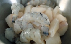 Cá, mực rửa sạch cắt nhỏ. Tôm rửa sạch, bỏ đầu, bóc vỏ, bỏ chỉ đen giữa, cắt nhỏ. Cho tất cả nguyên liệu (trừ 240ml dầu thực vật) vào máy xay. Xay nhuyễn sánh.