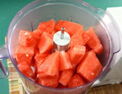 Lá gelatin ngâm trong nước lạnh khoảng 15 phút. Cắt nhỏ dưa hấu, bỏ hạt rồi cho vào máy xay sinh tố, xay nhuyễn. Để lại 3-4 miếng dưa hấu để trang trí nếu thích.