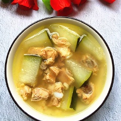 Canh sườn bí đao và bo bo đơn giản mà ngon, giàu dinh dưỡng và thanh mát cơ thể. Không tốn nhiều thời gian chế biến, chỉ cần cho vào nồi cơm điện là bạn có thể đi chuẩn bị những món ăn còn lại cho cả nhà rồi nhé!