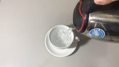 Chuẩn bị ly tách sứ và làm nóng ly bằng nước sôi. Ủ trà với 150 ml nước sôi trong thời gian từ 3 - 5 phút.