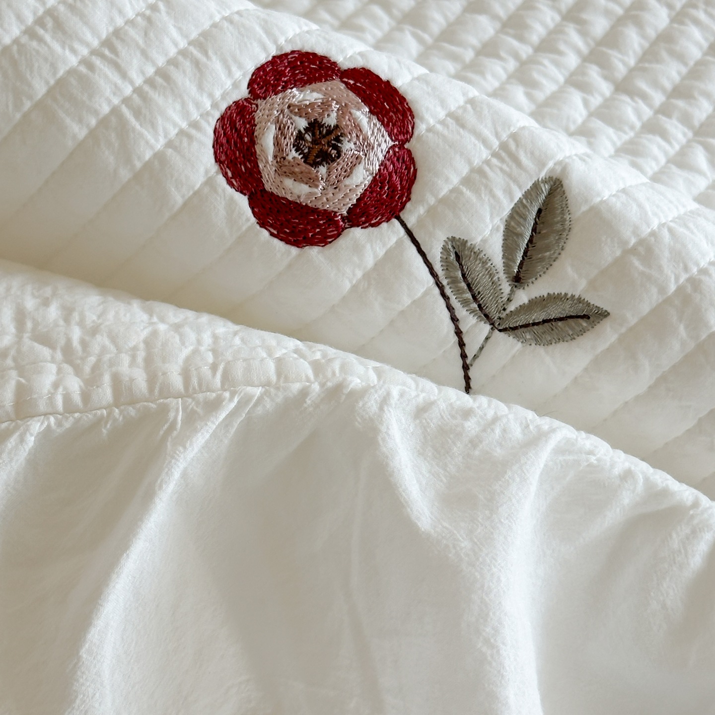 Cotton coverlet, 3-piece, with ruffles