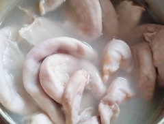 Đun sôi nước, thêm vào nhánh sả đập dập rồi thả lòng vào luộc cho chín. Vớt lòng ra thả vào bát nước lạnh cho lòng đỡ thâm rồi thái miếng vừa ăn.