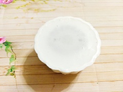 Múc phần rau câu dừa vào một phần ba khuôn. Đợi cho rau câu se mặt, bạn gỡ phần rau câu trà xanh ra khỏi khuôn và cho vào giữa khuôn trung thu. Sau đó, bạn đổ phần rau câu dừa cho đầy khuôn, đợi rau câu nguội thì đem cất ngăn mát tủ lạnh trong khoảng 2 tiếng là có thể dùng