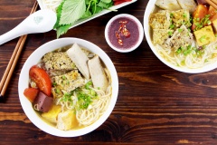 Khi ăn bún riêu cua đồng, bạn trụng bún, để ráo rồi gắp ra tô. Gắp thêm riêu cua, chả lụa cây, vài miếng huyết cùng đậu hũ, chan nước dùng nóng vào, rắc thêm miếng hành lá cắt nhỏ là chúng ta đã có tô bún riêu ngon, thơm lừng không kém gì ngoài hàng rồi. Bạn có thể nấu bún riêu cua đồng cho bữa sáng của cả nhà hay làm món ngon ăn tối để đổi chút khẩu vị vào những ngày ngán cơm. Cùng trổ tài với cách nấu bún riêu cua đồng chiêu đãi gia đình nhé các bạn.