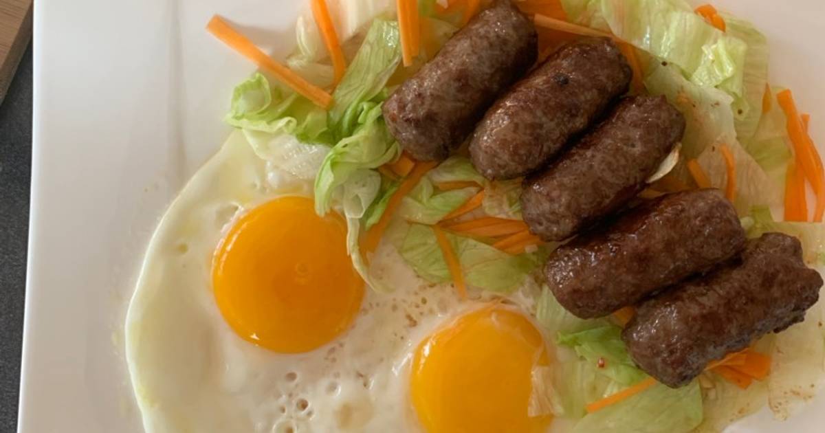 Trứng ốp la, Cevapcici, salad
