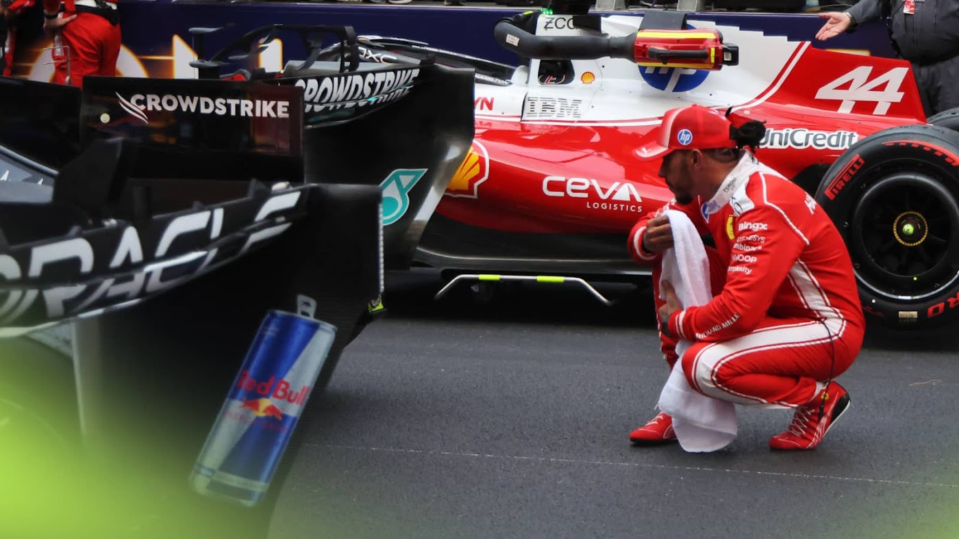 Lewis Hamilton meneliti Mercedes W17 di grid Monaco Grand Prix 2026