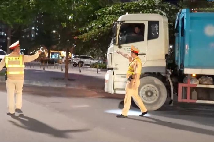 Siết chặt kiểm soát phương tiện tải trọng lớn - Đài Phát thanh và truyền hình Hà Nội