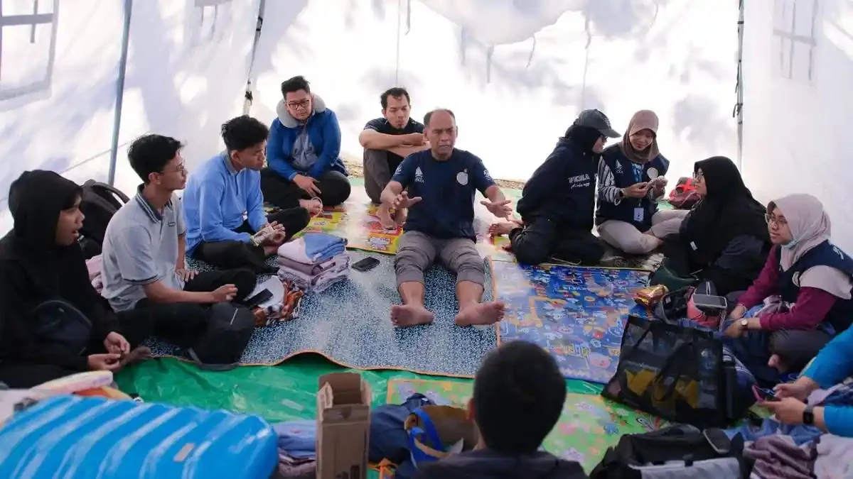 Petugas medis Lazismu menyiapkan fasilitas rumah sakit lapangan untuk korban gempa.
